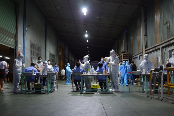 TP HCM: Xuyên đêm truy vết liên quan 1 phụ nữ làm ở căn tin - 5