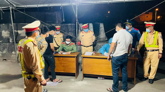 Tài xế xe khách chống đối, phun nước bọt vào CSGT khi qua chốt kiểm soát dịch Covid-19 - 2