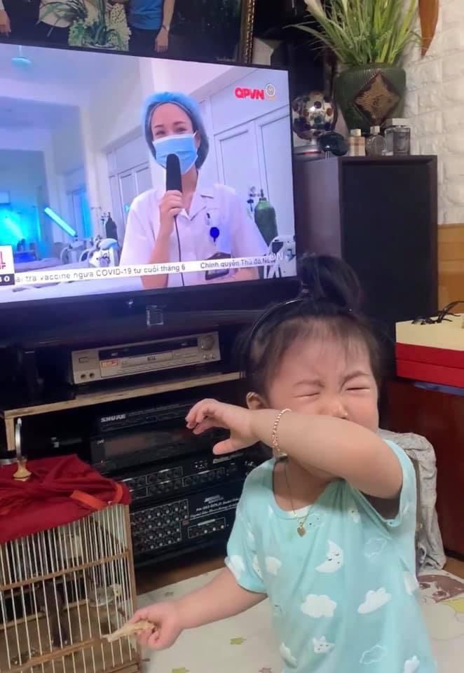 Clip xúc động: Bé gái 18 tháng tuổi òa khóc khi nhìn thấy mẹ ở tâm dịch Bắc Giang trên tivi - 1