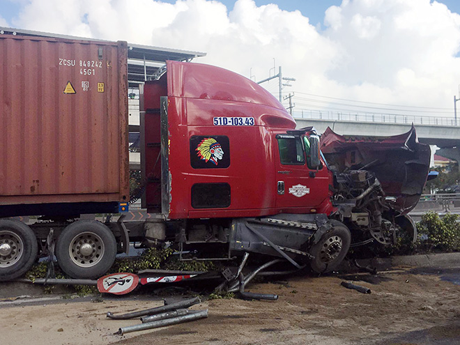 Sau tiếng “rầm rầm”, xe container lao lên lan can cầu vượt thép ở Sài Gòn - 2