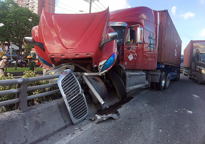 Sau tiếng “rầm rầm”, xe container lao lên lan can cầu vượt thép ở Sài Gòn - 3