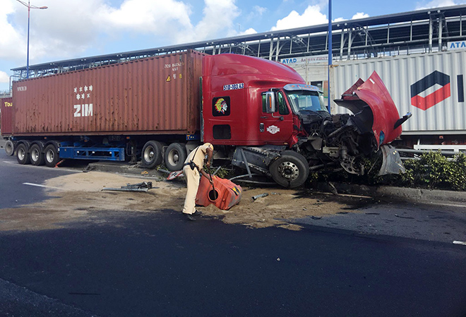 Sau tiếng “rầm rầm”, xe container lao lên lan can cầu vượt thép ở Sài Gòn - 4
