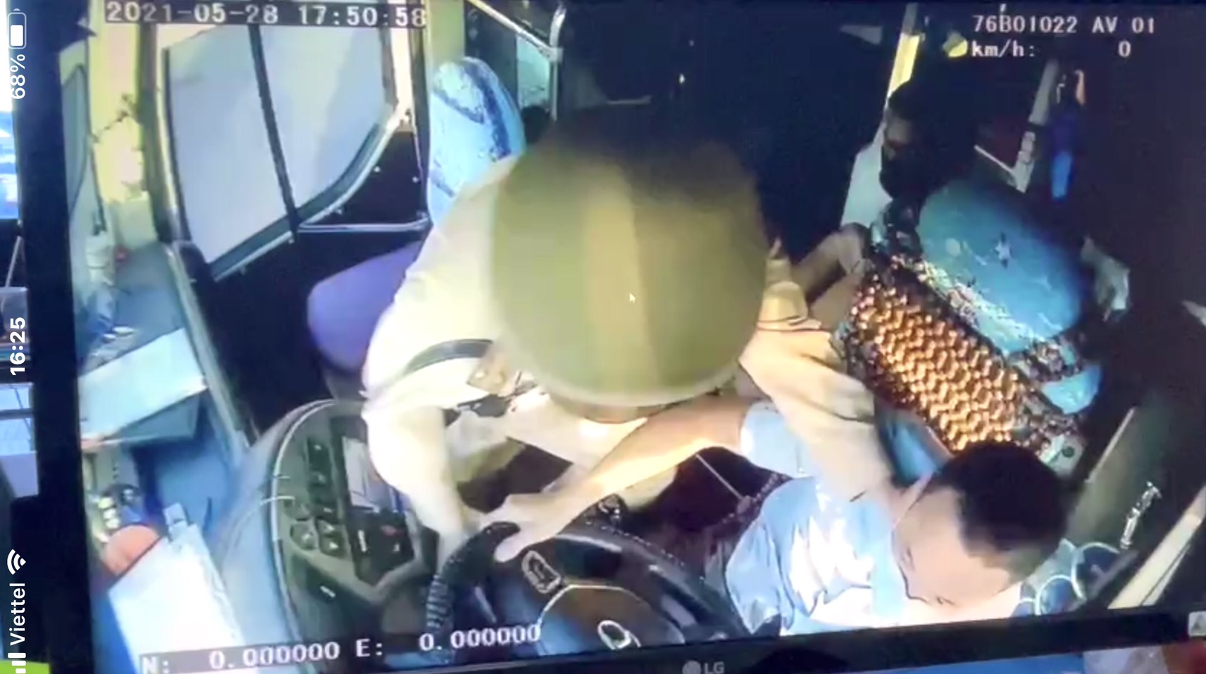 Vụ tài xế nhốt CSGT trên xe, tông chốt kiểm soát dịch: Nhà xe nói gì? - 2