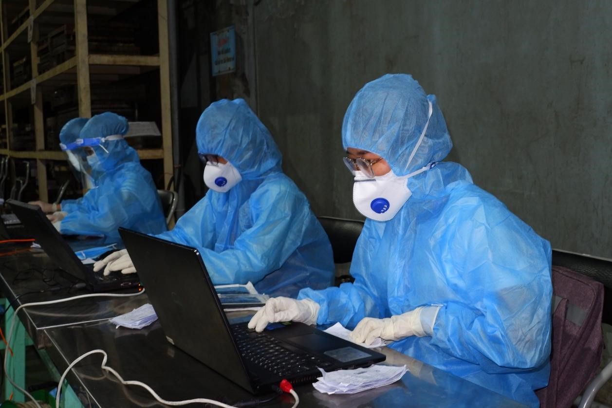 Ảnh: Thần tốc lấy mẫu xét nghiệm 700 công nhân trong Khu công nghiệp Tân Bình, nơi ca nhiễm SARS-CoV-2 từng làm việc - 4