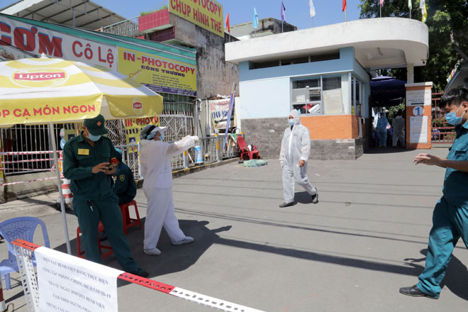 Ảnh: Thần tốc lấy mẫu xét nghiệm 700 công nhân trong Khu công nghiệp Tân Bình, nơi ca nhiễm SARS-CoV-2 từng làm việc - 2