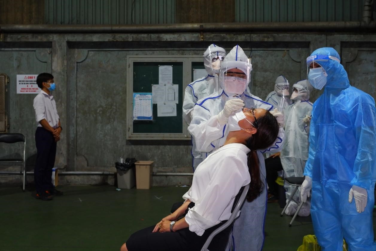 Ảnh: Thần tốc lấy mẫu xét nghiệm 700 công nhân trong Khu công nghiệp Tân Bình, nơi ca nhiễm SARS-CoV-2 từng làm việc - 6