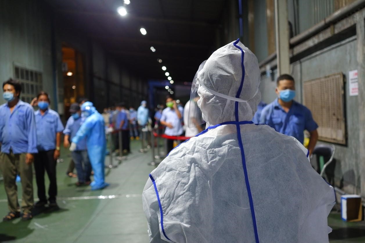 Ảnh: Thần tốc lấy mẫu xét nghiệm 700 công nhân trong Khu công nghiệp Tân Bình, nơi ca nhiễm SARS-CoV-2 từng làm việc - 7