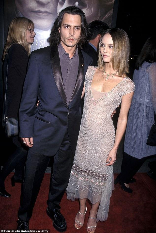 Con gái 'cướp biển' Johnny Depp tung ảnh gợi cảm đón tuổi mới - 4