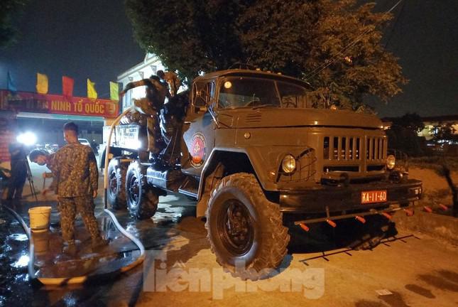 Binh chủng Hóa học đưa 15 xe đặc chủng ‘càn quét’ 4 huyện ở Bắc Giang - 3