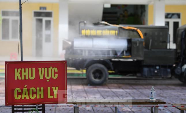 Binh chủng Hóa học đưa 15 xe đặc chủng ‘càn quét’ 4 huyện ở Bắc Giang - 5