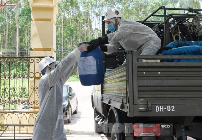 Binh chủng Hóa học đưa 15 xe đặc chủng ‘càn quét’ 4 huyện ở Bắc Giang - 4