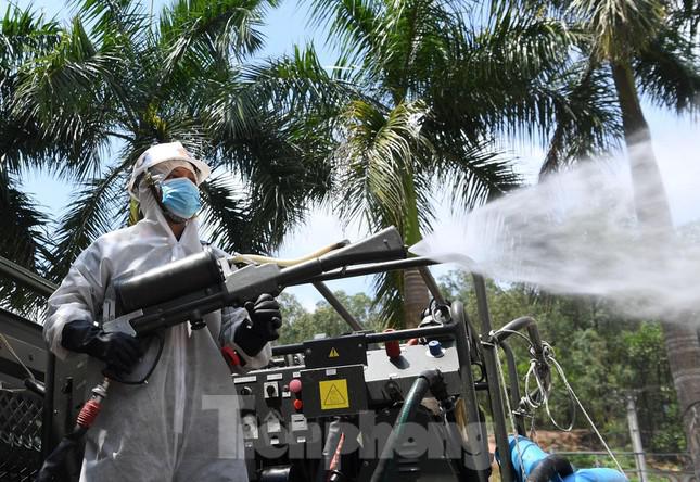 Binh chủng Hóa học đưa 15 xe đặc chủng ‘càn quét’ 4 huyện ở Bắc Giang - 2