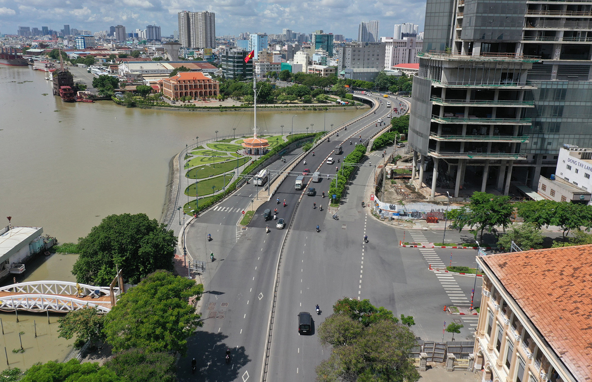 Trung tâm TP.HCM vắng vẻ ngày cuối tuần khi dịch COVID-19 bùng phát - 1