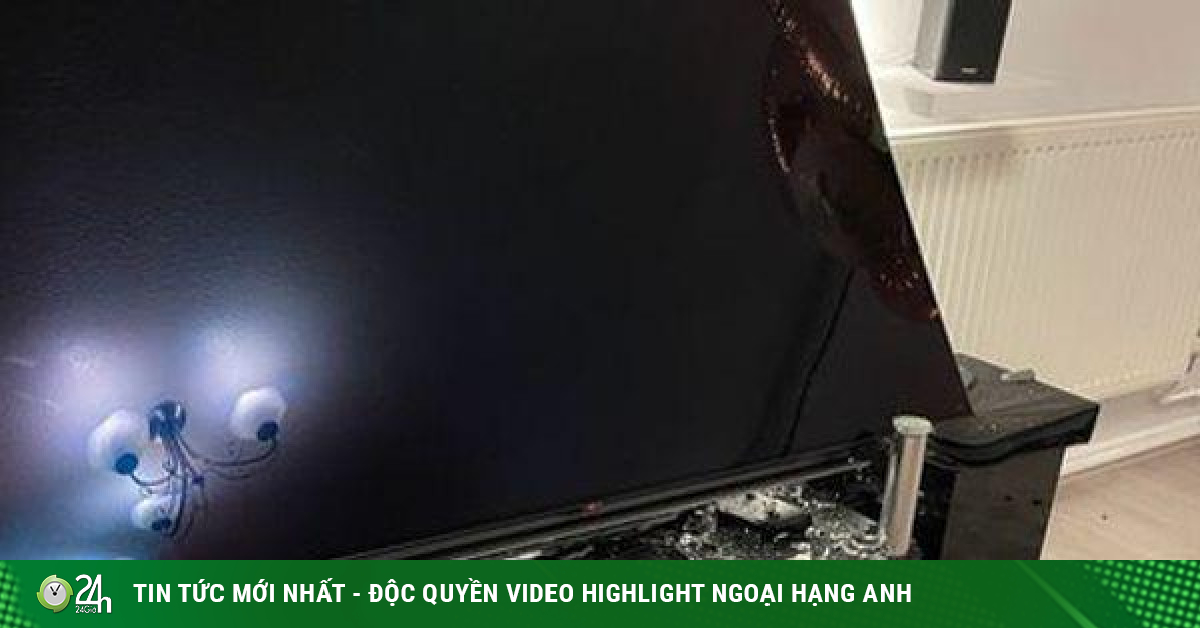 Đang ngủ thì nghe tiếng nổ lớn, cặp đôi hoảng hồn nhìn cảnh tượng kinh hãi ở phòng khách