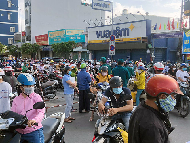 TP.HCM giãn cách toàn thành phố và hình ảnh ngày đầu tại các chốt kiểm soát ở quận Gò Vấp - 1