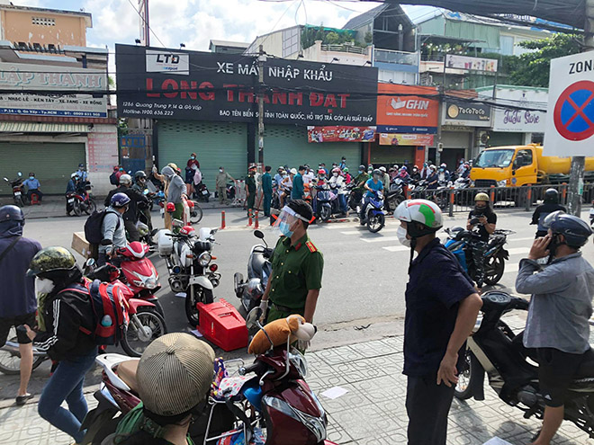 TP.HCM giãn cách toàn thành phố và hình ảnh ngày đầu tại các chốt kiểm soát ở quận Gò Vấp - 13