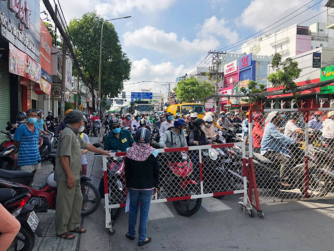 TP.HCM giãn cách toàn thành phố và hình ảnh ngày đầu tại các chốt kiểm soát ở quận Gò Vấp - 14