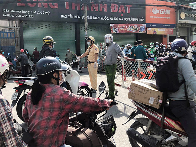 TP.HCM giãn cách toàn thành phố và hình ảnh ngày đầu tại các chốt kiểm soát ở quận Gò Vấp - 15