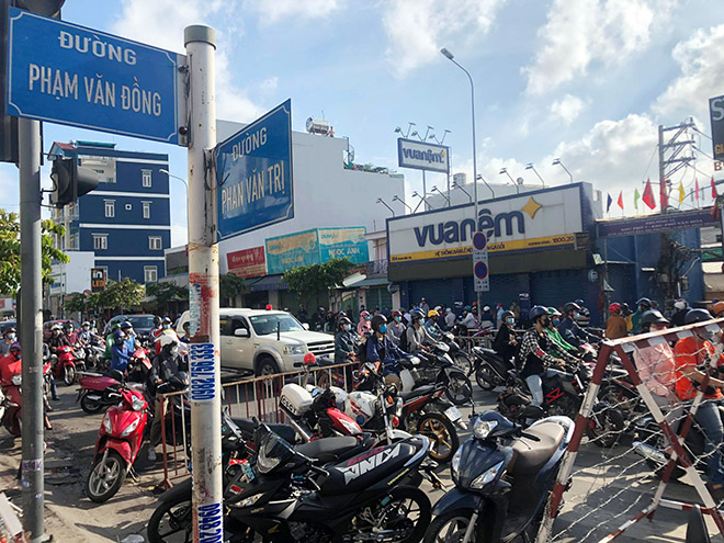 TP.HCM giãn cách toàn thành phố và hình ảnh ngày đầu tại các chốt kiểm soát ở quận Gò Vấp - 2