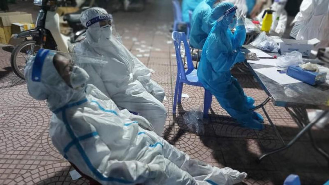 Lấy mẫu dưới nắng nóng 40 độ C, nhiều nhân viên y tế ngất xỉu - 2