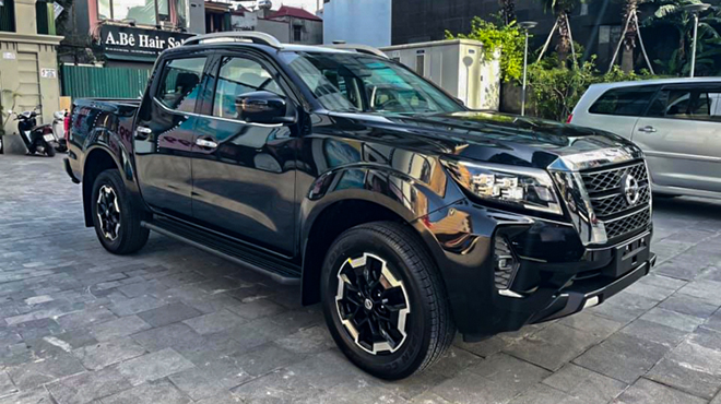 Cận cảnh xe bán tải Nissan Navara bản VL 4x2 tại đại lý - 1