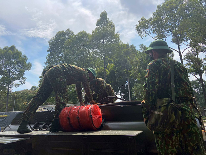 Quân đội phun khử khuẩn tại các “điểm nóng” COVID-19 ở Gò Vấp - 2