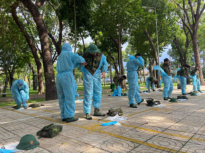 Quân đội phun khử khuẩn tại các “điểm nóng” COVID-19 ở Gò Vấp - 3