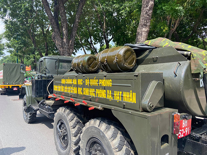 Quân đội phun khử khuẩn tại các “điểm nóng” COVID-19 ở Gò Vấp - 4