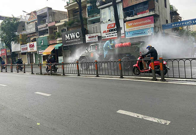 Quân đội phun khử khuẩn tại các “điểm nóng” COVID-19 ở Gò Vấp - 6