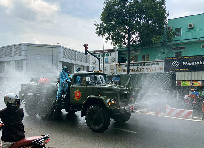 Quân đội phun khử khuẩn tại các “điểm nóng” COVID-19 ở Gò Vấp - 7