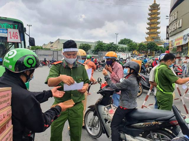 Ùn tắc kinh hoàng ở chốt kiểm soát ra vào quận Gò Vấp - 2
