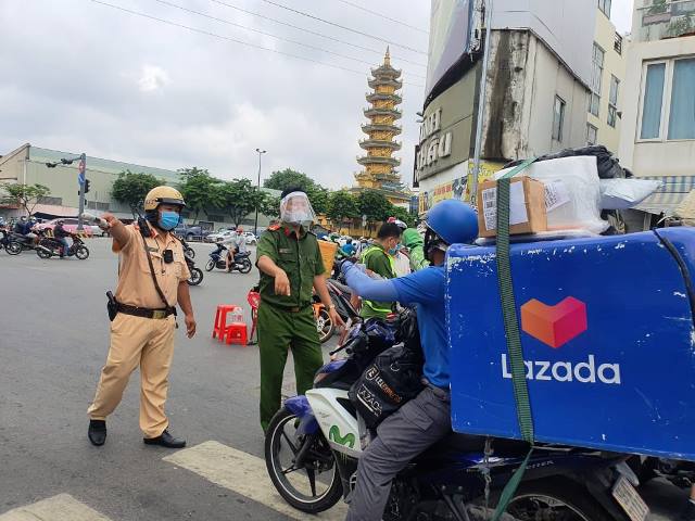 Ùn tắc kinh hoàng ở chốt kiểm soát ra vào quận Gò Vấp - 4