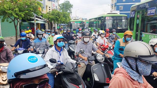Ùn tắc kinh hoàng ở chốt kiểm soát ra vào quận Gò Vấp - 8
