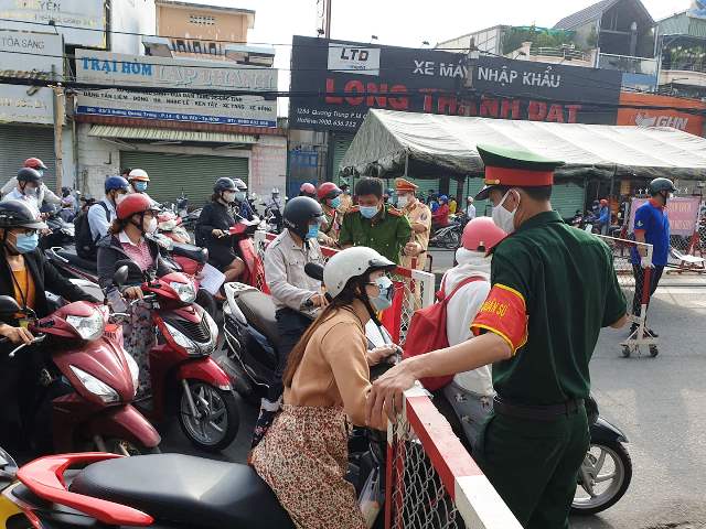 Ùn tắc kinh hoàng ở chốt kiểm soát ra vào quận Gò Vấp - 9