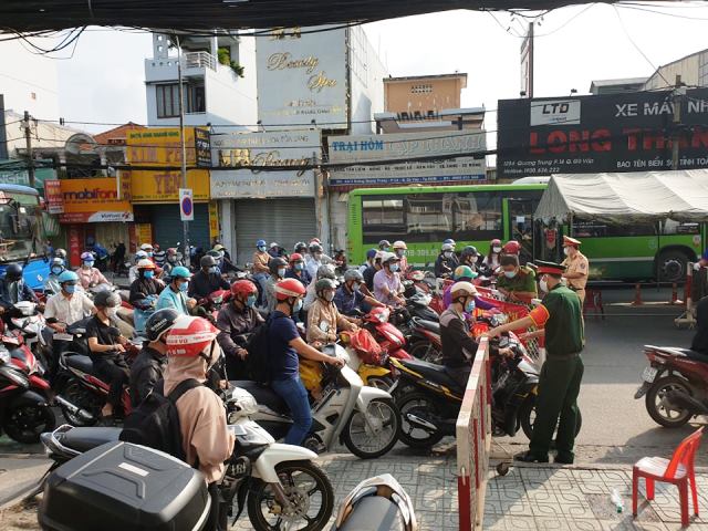 Ùn tắc kinh hoàng ở chốt kiểm soát ra vào quận Gò Vấp - 10