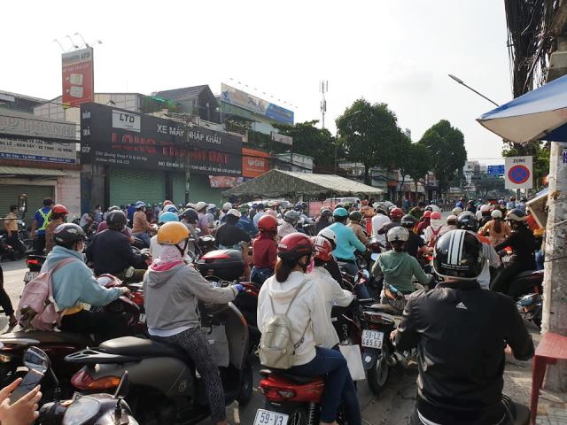 Ùn tắc kinh hoàng ở chốt kiểm soát ra vào quận Gò Vấp - 11