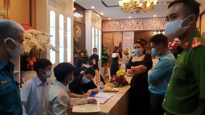 Hơn 30 người đến từ nhiều tỉnh thành tụ tập khai trương thẩm mỹ viện - 2