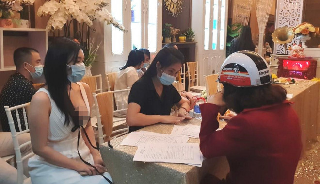 Hơn 30 người đến từ nhiều tỉnh thành tụ tập khai trương thẩm mỹ viện - 3