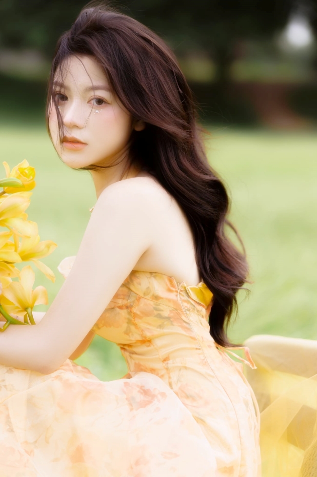 Trần Thu Trang (Trang Lucy) là hot girl sinh năm 2001 đến từ Lạng Sơn nổi tiếng mạng xã hội với vẻ đẹp gợi cảm nhưng không phô phang.
