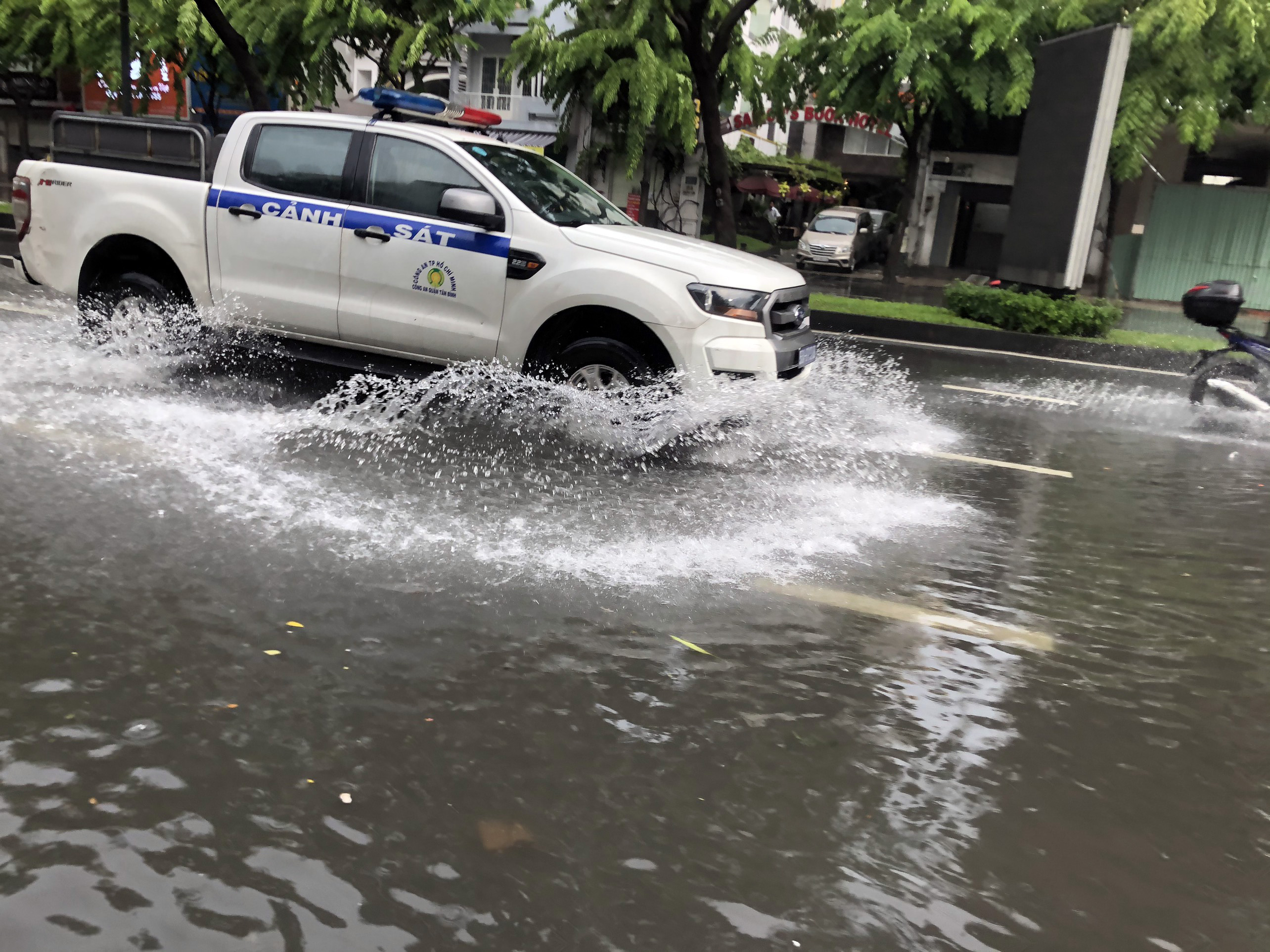 Cửa Ngo San Bay Tan Sơn Nhất Lenh Lang Nước Sau Cơn Mưa 30 Phut Tin Tức