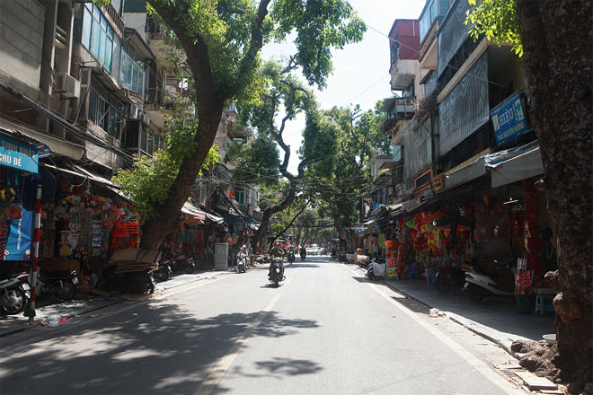 Đường phố Hà Nội vắng người vì trời nóng như đổ lửa - 10
