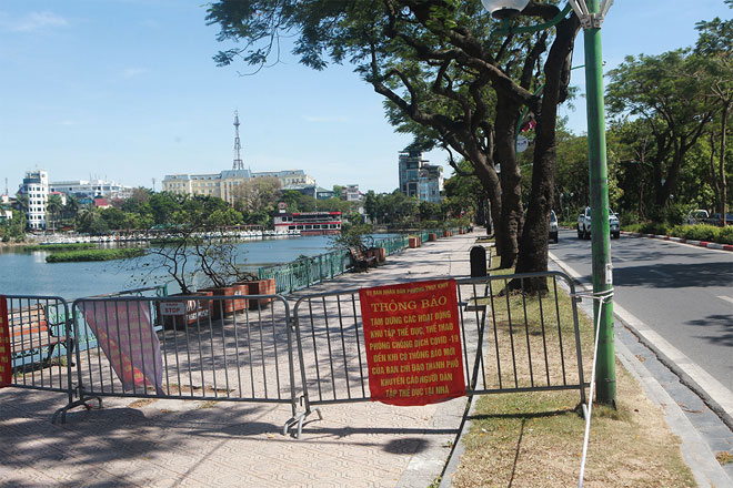 Đường phố Hà Nội vắng người vì trời nóng như đổ lửa - 11