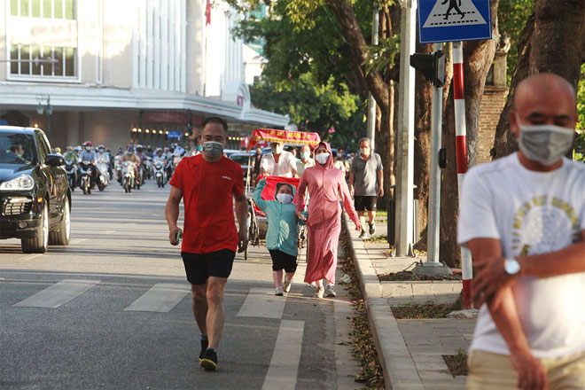 Đường phố Hà Nội vắng người vì trời nóng như đổ lửa - 13