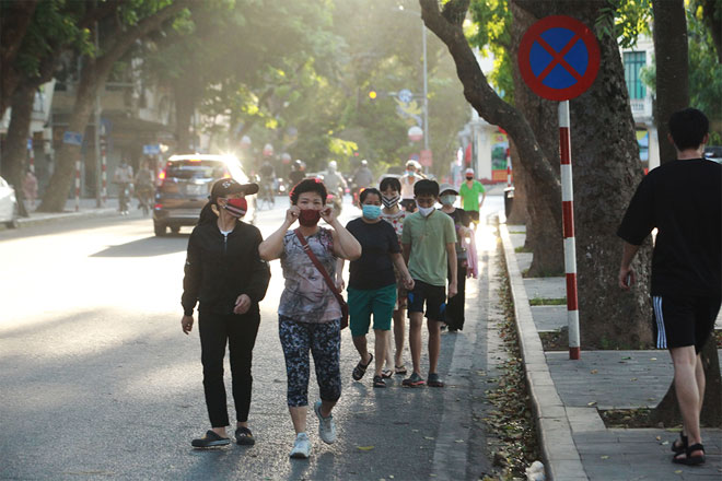 Đường phố Hà Nội vắng người vì trời nóng như đổ lửa - 14