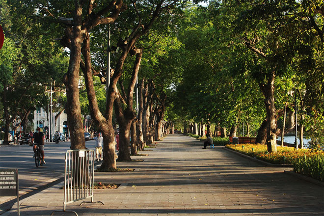 Đường phố Hà Nội vắng người vì trời nóng như đổ lửa - 15