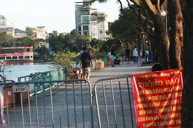 Đường phố Hà Nội vắng người vì trời nóng như đổ lửa - 17