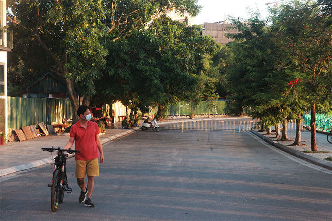 Đường phố Hà Nội vắng người vì trời nóng như đổ lửa - 19