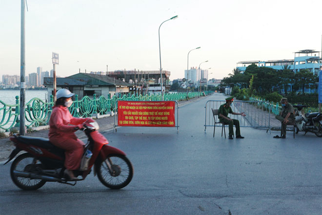 Đường phố Hà Nội vắng người vì trời nóng như đổ lửa - 18