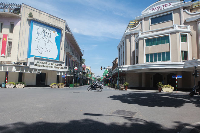 Đường phố Hà Nội vắng người vì trời nóng như đổ lửa - 2