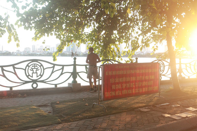 Đường phố Hà Nội vắng người vì trời nóng như đổ lửa - 20